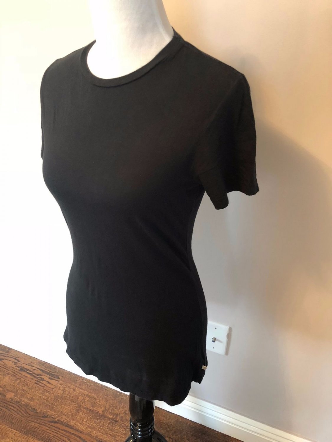 EUC James Perse Standard Short Sleeve Black T-Shirt Style # WLJ3940 SZ 4