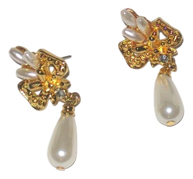 Golden Bow Pearls Earrings A1