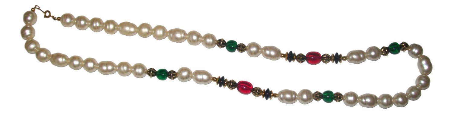 Christmas Necklace A26 &acirc;�� Red, Green, Black, Gold & White &acirc;�� 14.5" Radius