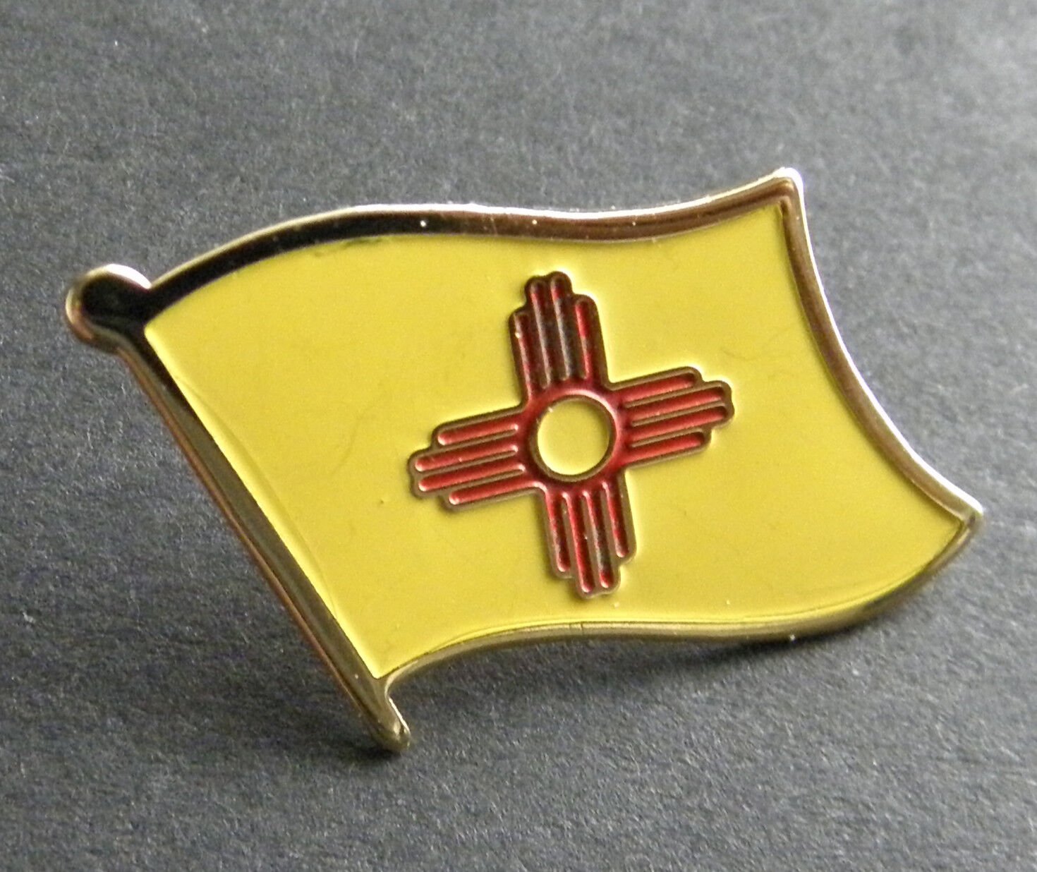 NEW MEXICO US STATE FLAG SINGLE LAPEL PIN BADGE 7/8 INCH