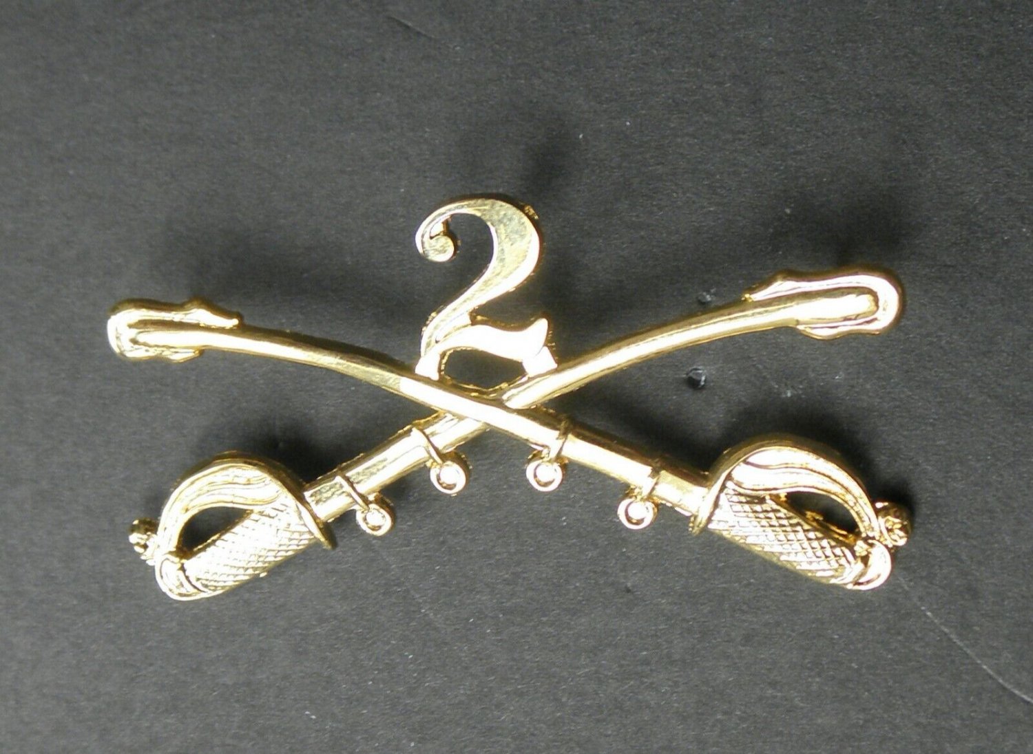 US ARMY 2nd CAVALRY REGIMENT SWORDS SABERS DRAGOONS LAPEL PIN BADGE 2.25 INCHES