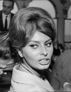 Sophia Loren looking back. - 8x10 photo