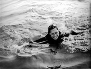 Geraldine Chaplin swimming. - 8x10 photo