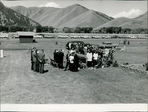 Ernest Hemingway. People at graveyard.  - 8x10 photo