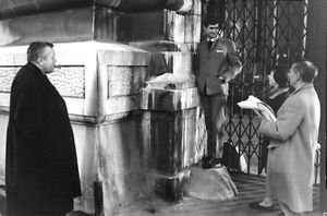 Side pose of Orson Welles, with Anthony Perkins. - 8x10 photo