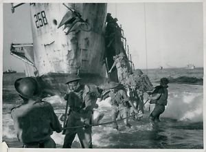 World War II. Wading ashore from the landing craft in Sicily - 8x10 photo