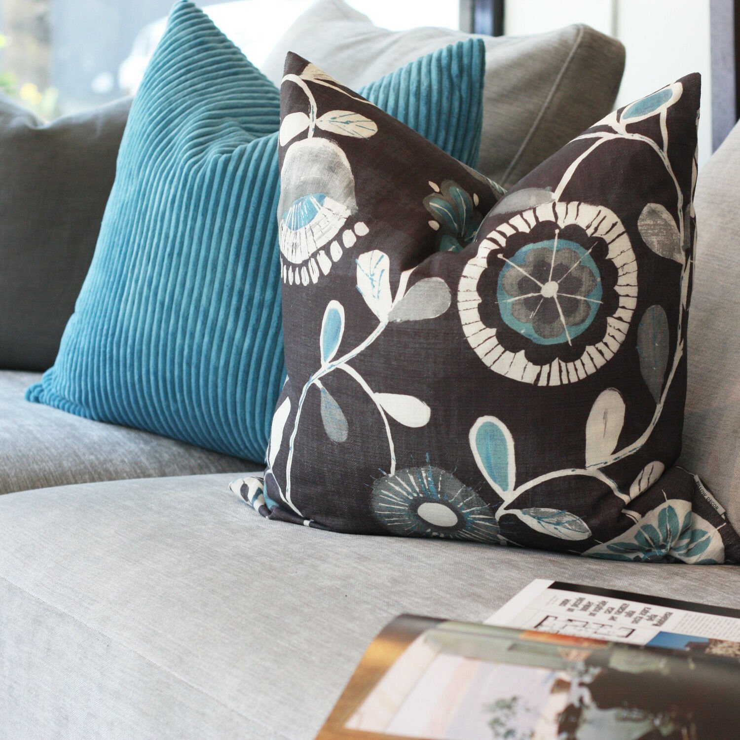 Pillow Decor - Shady Days Throw Pillow 20X20 (VB1-0042-01-20)