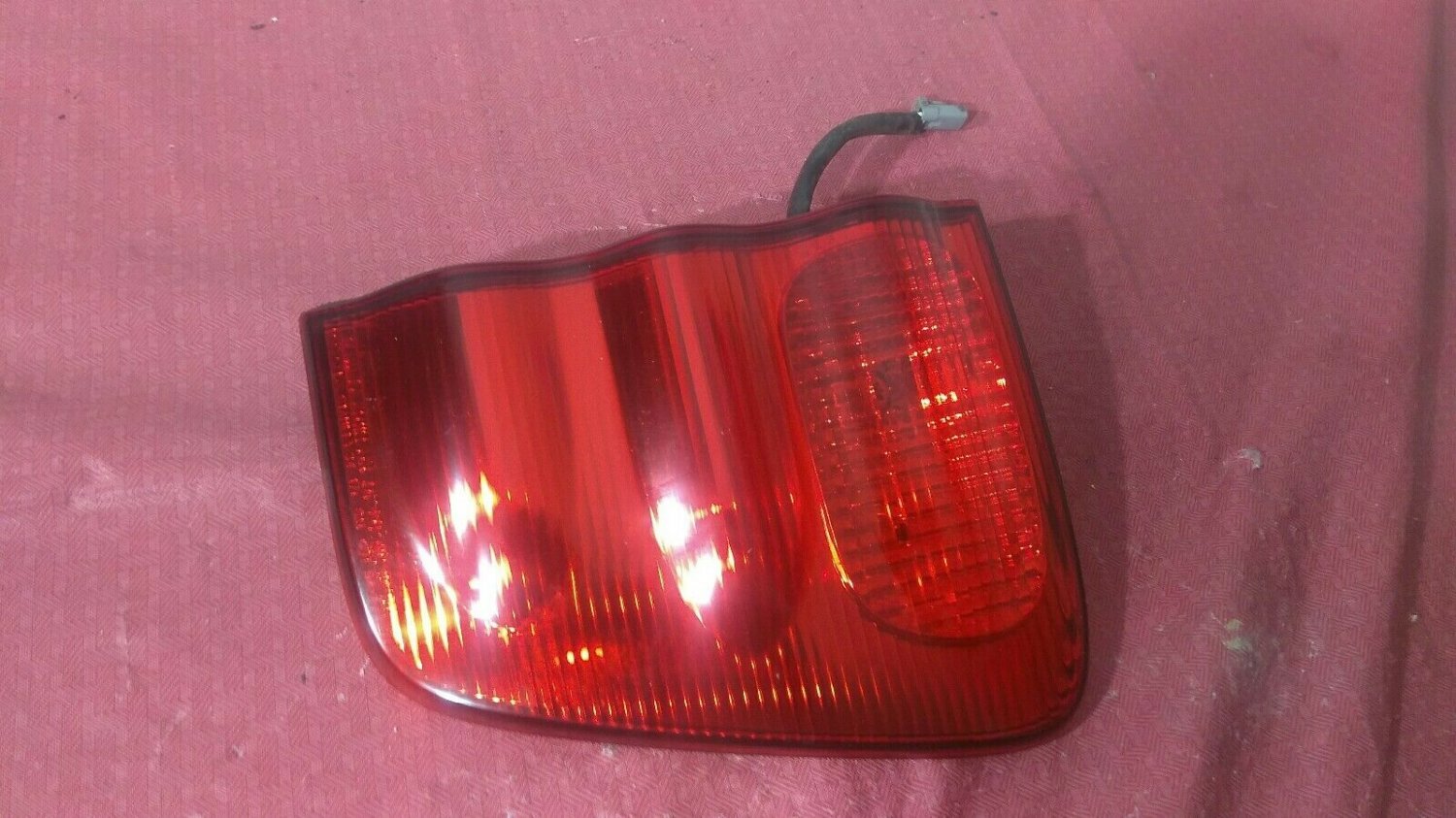 2001-2004 TOYOTA SEQUOIA DRIVER LEFT REAR TRUNK INNER TAILLIGHT LENS