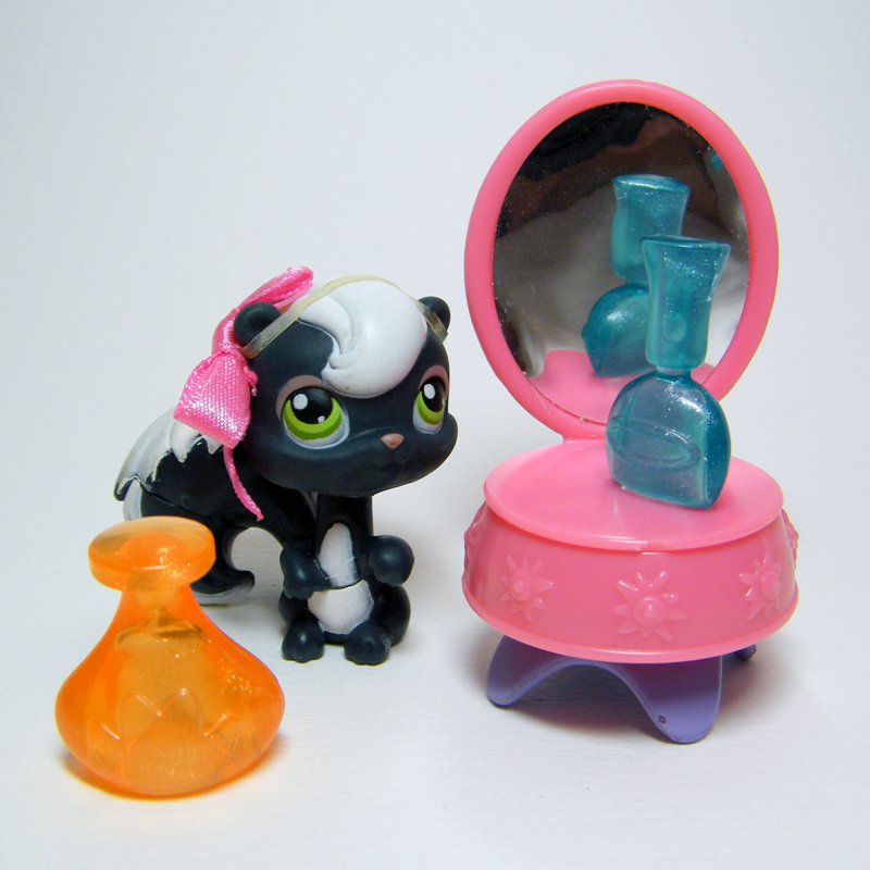 Littlest Pet Shop 253 Black SKUNK Black & Accessories 2006 Target