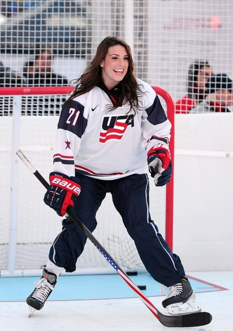 BEAUTIFUL HILARY KNIGHT 8X10 Photo