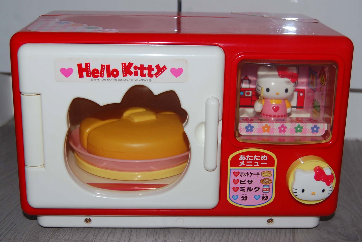 USED 1998 Sanrio Hello Kitty Plastic Oven Toy w/ scratches