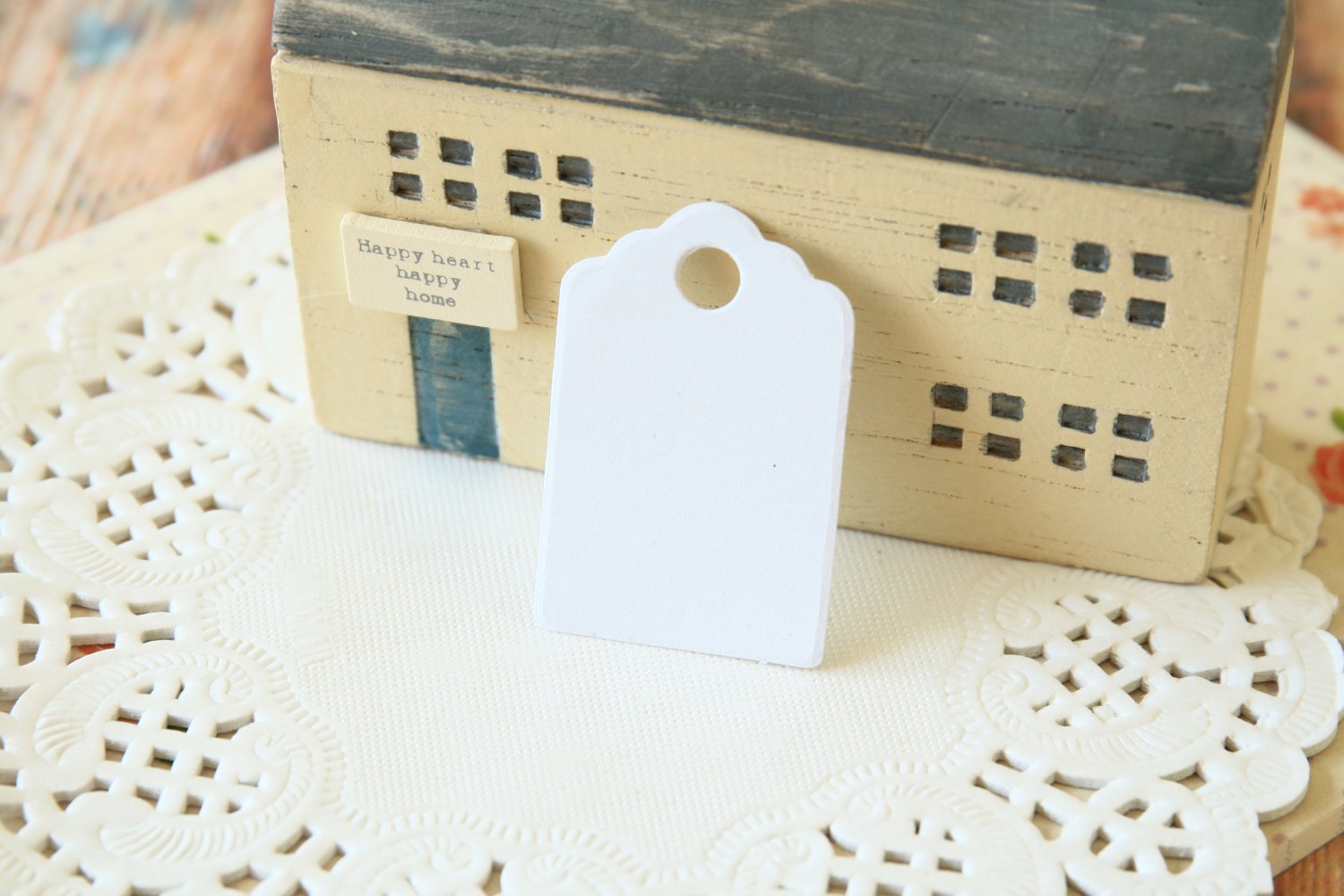 Smooth White mini scallop swing tags