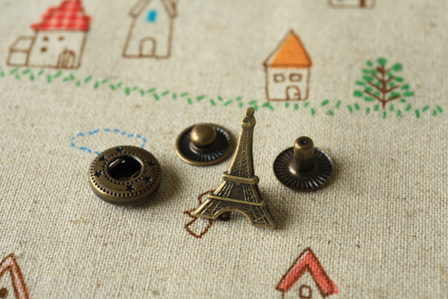Eiffel Tower brass effect snap buttons set
