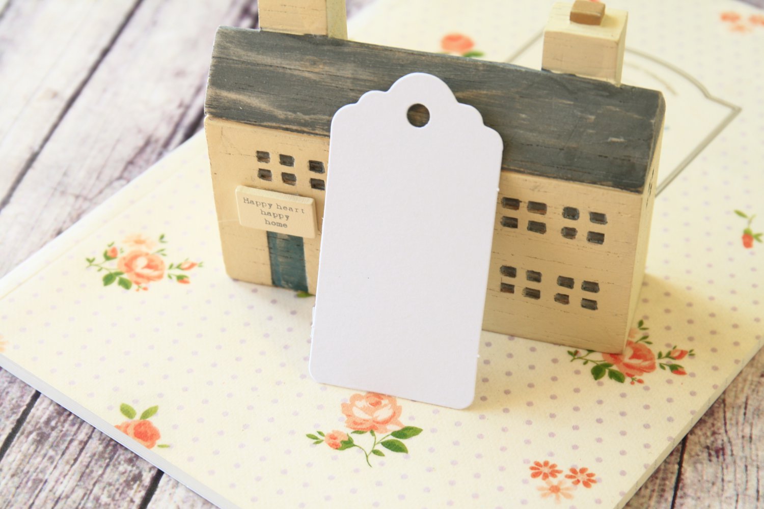 Smooth White medium scallop swing tags