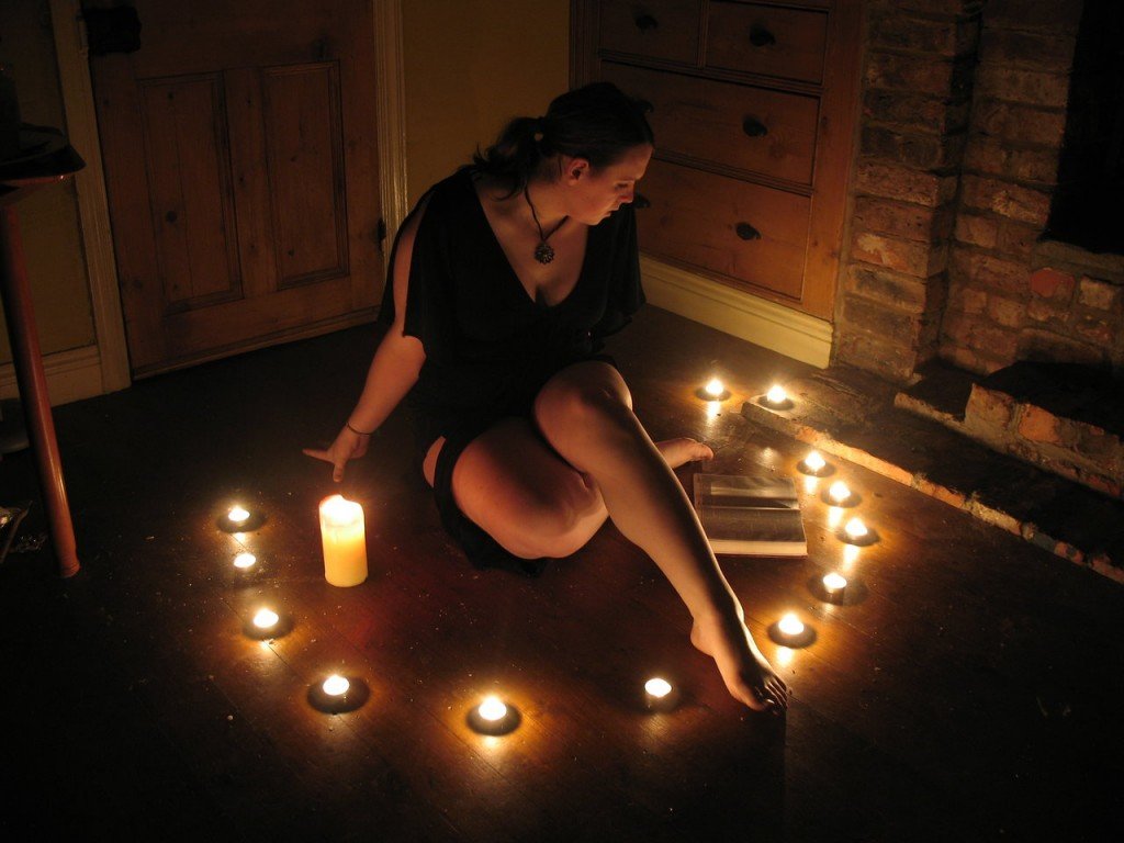 Сильный приворот на свечи. Любовный приворот. Любовная магия ритуалы. Любовный ритуал. Обряд приворота.