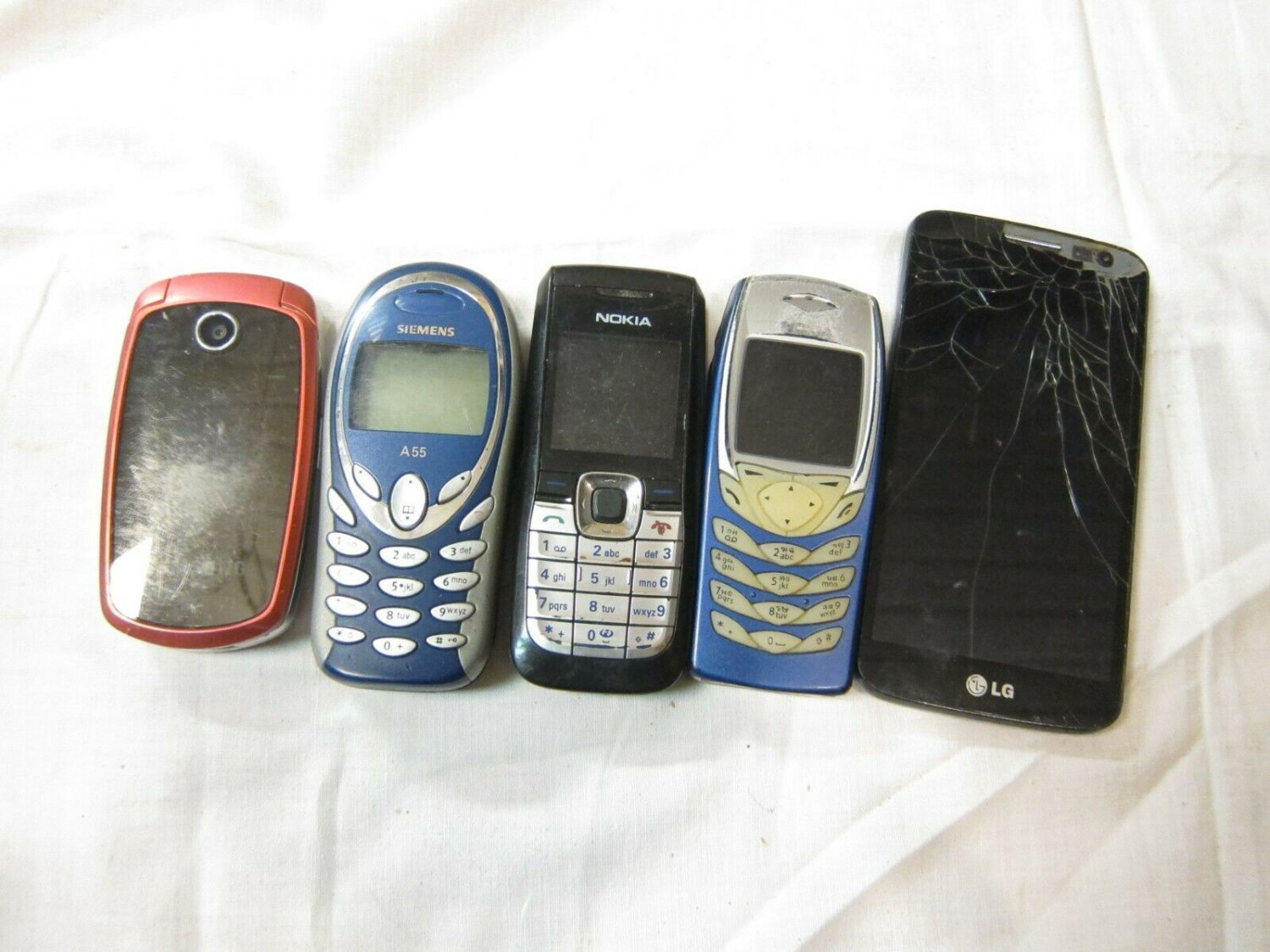 mobile phones  old "Nokia " " sams","siemens" "LG" ,  5  pc