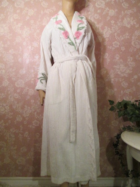 sold Vintage Chenille Robe white Pink Floral Small Med Wrap Robe Pink Roses