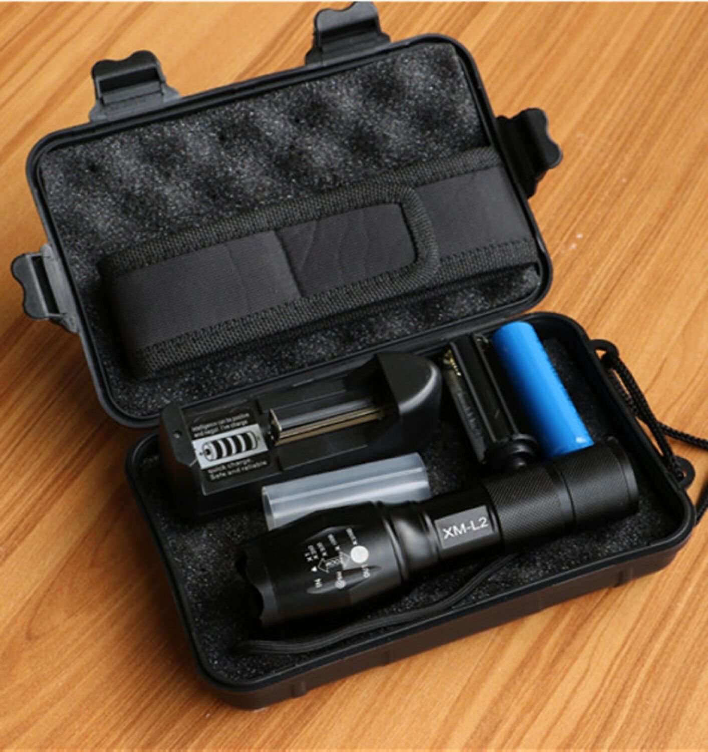 LED Tactical Flashlight 8000 Lumens CREE XM-L2 Zoomable 5 Modes Alumimun Light