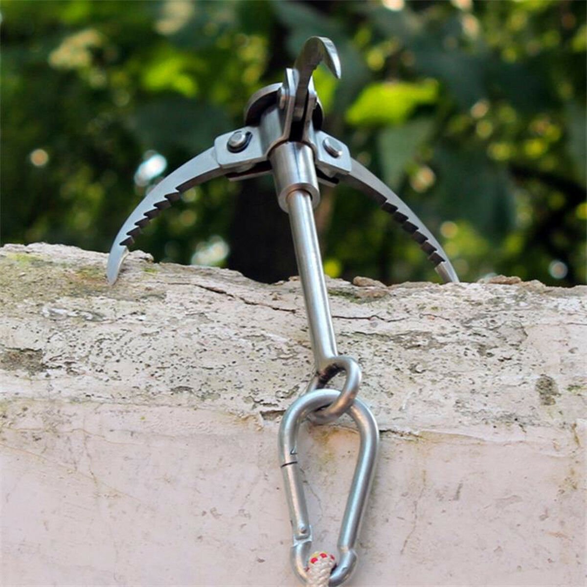 шлямбур в скале. вбитый крюк. альпинистский молоток. молоток в скале. ледоруб альпиниста.