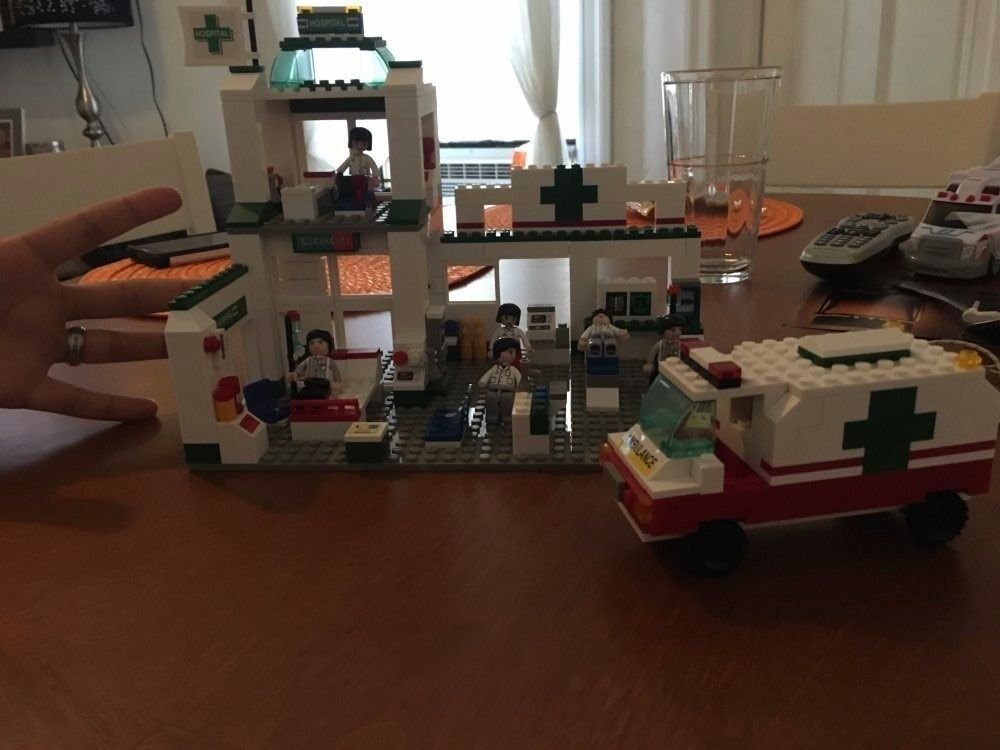 376pcs Doctor Clinic Hospitals Building Blocks Action Toys Figure Gift For Kids