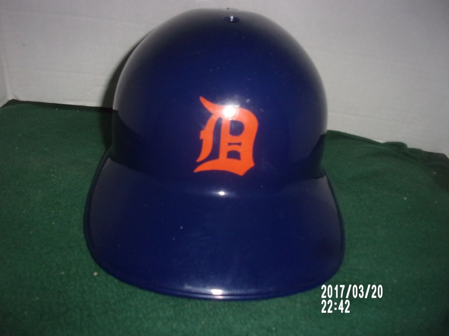 VINTAGE DETROIT TIGERS ORANGE LOGO FULL SIZE SOUVENIR BATTING HELMET