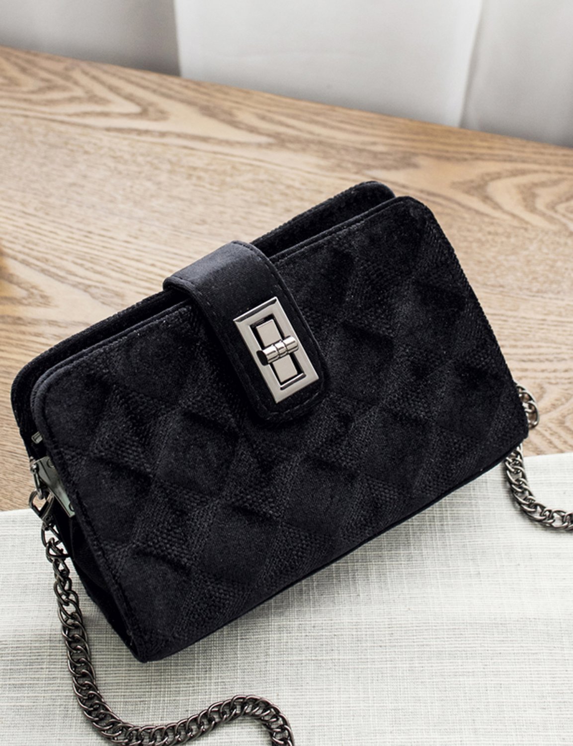 Black Solid Geometric Pattern Cross-body Bag with Link Chain Strap