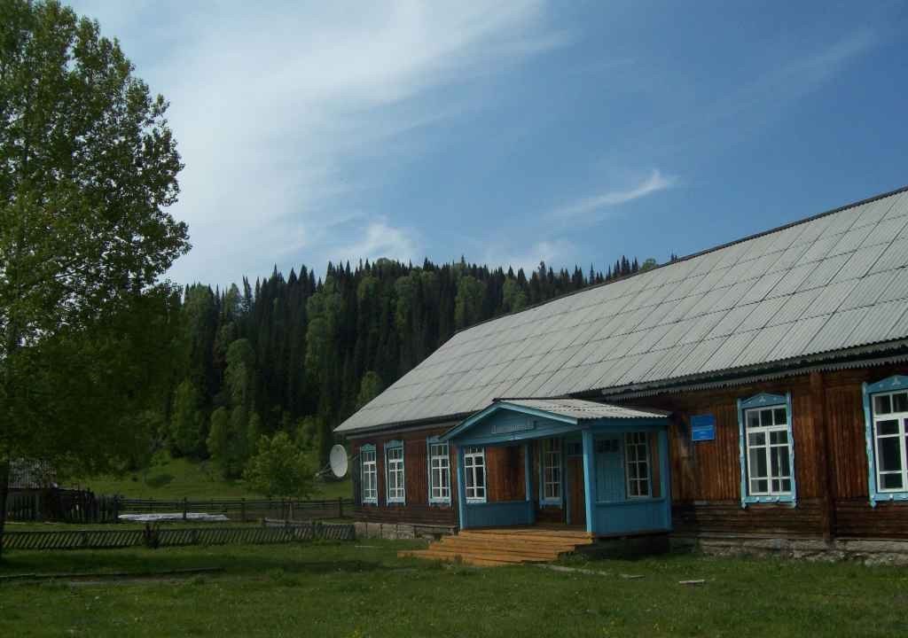 timber house cabin in the Altai Republic mountains