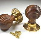 A PAIR OF VICTORIAN STYLE WOOD AND BRASS BEEHIVE DOOR KNOBS C/W FIXINGS AF4