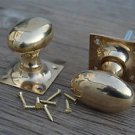A PAIR OF SOLID BRASS EDWARDIAN OVAL DOOR KNOBS ON SQUARE BACKPLATE HANDLE CB8