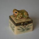 Antique style oriental hand carved frog pillbox box T15