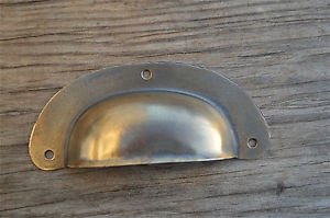 A  ANTIQUE PRESSED AGED BRASS DRAWER HANDLE FILING INDUSTRIAL PULL CB12