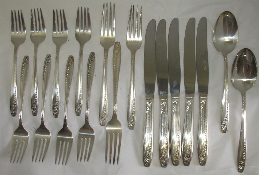 18 William A Rogers Reinforced Plate AA IS Silverplate Flatware Silverware