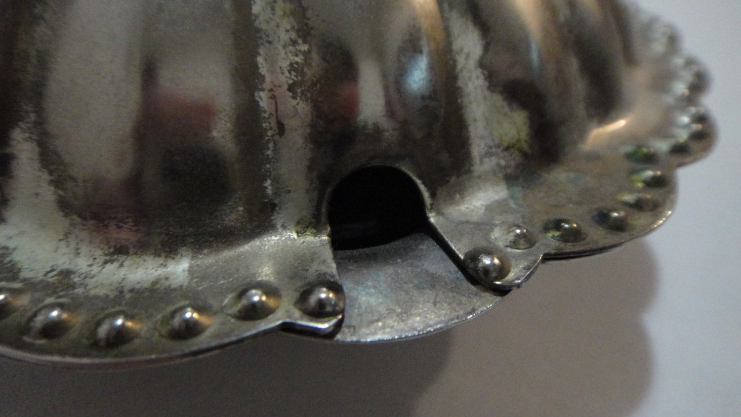 VINTAGE Silver hinged Clamshell Ashtray, with top "Pull knob" w/glass insert.