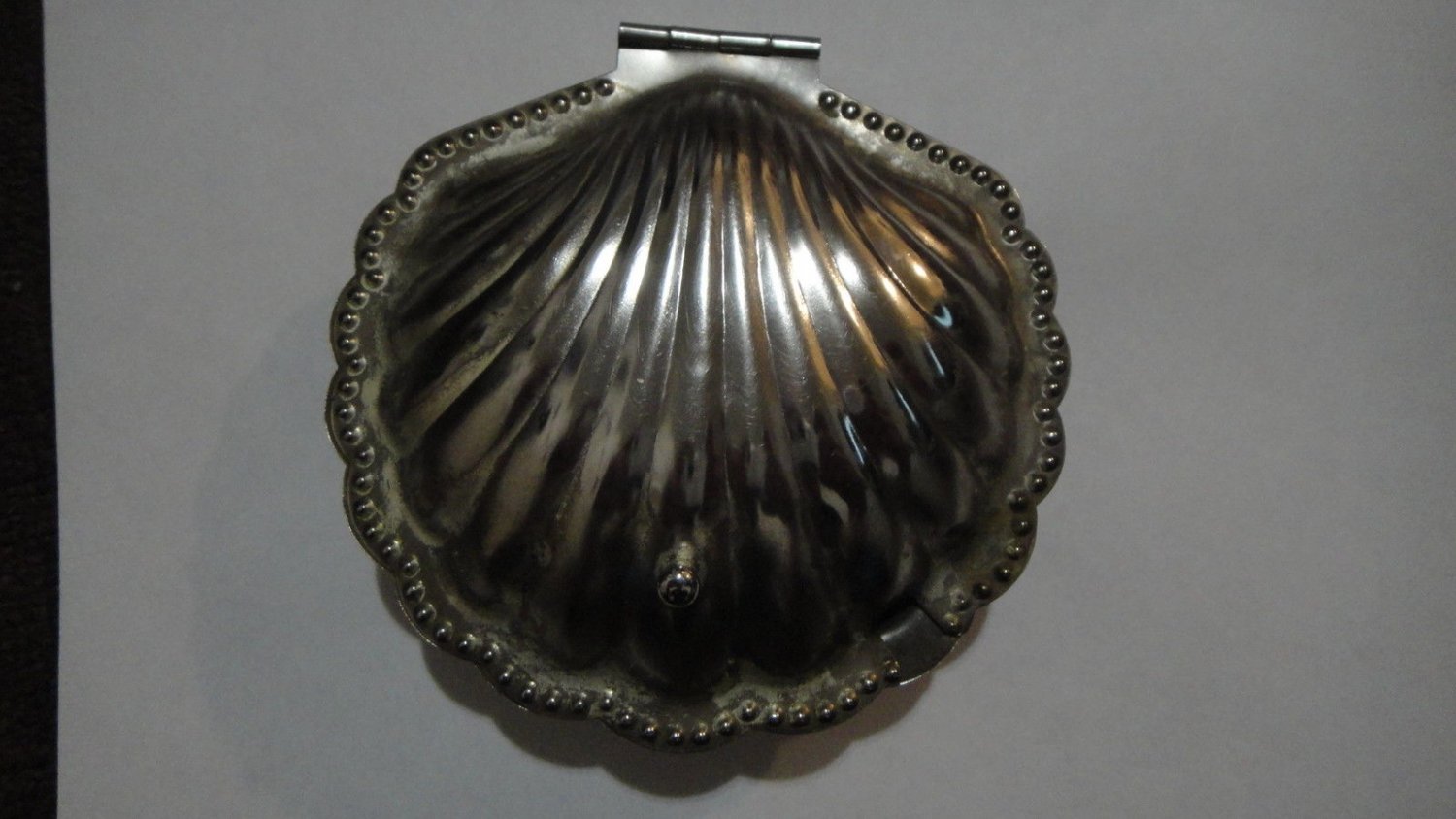 VINTAGE Silver hinged Clamshell Ashtray, with top "Pull knob" w/glass insert.