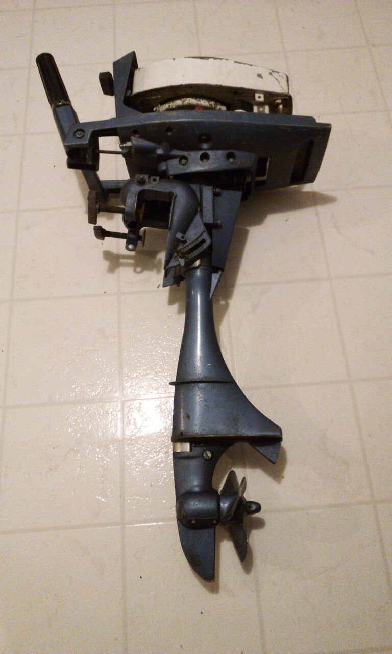 Vintage ESKA 7.0 HP OUTBOARD MOTOR for parts or repair .local pickup only.