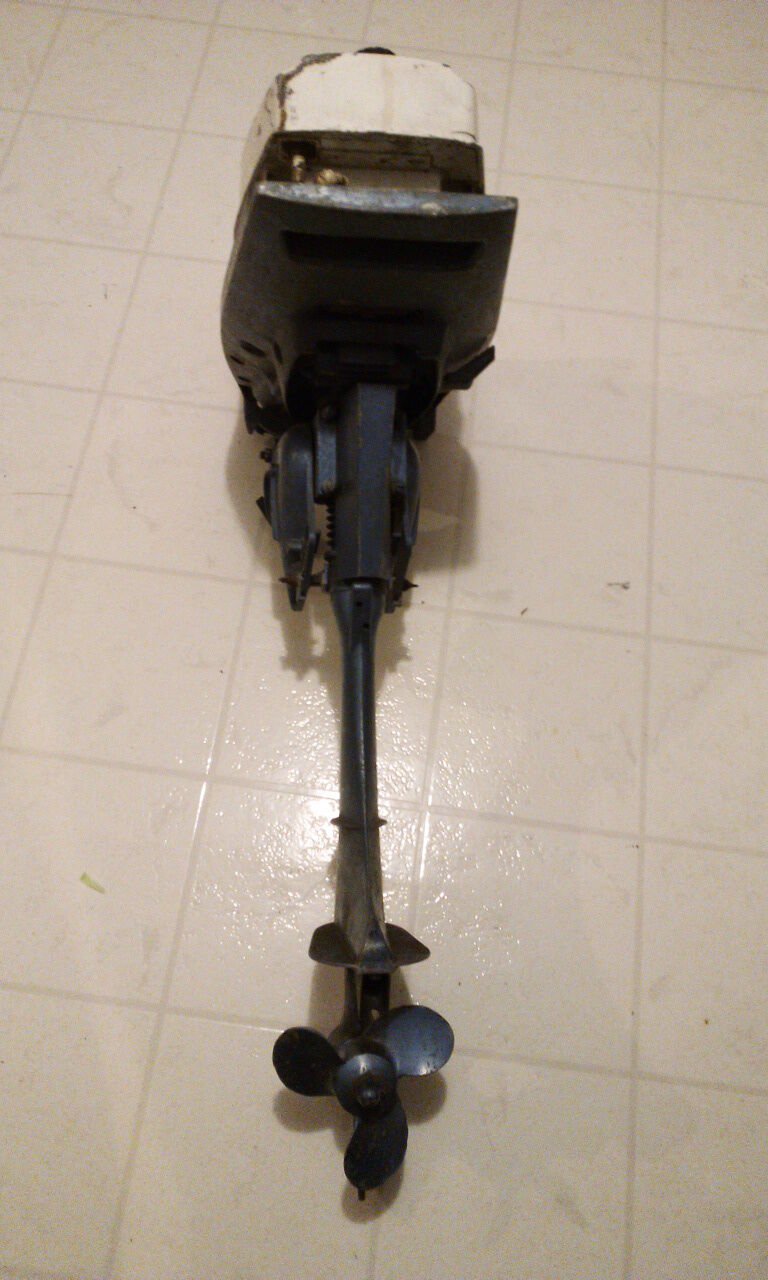 Vintage ESKA 7.0 HP OUTBOARD MOTOR for parts or repair .local pickup only.