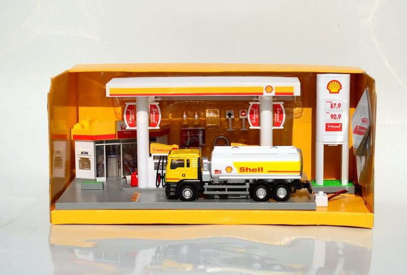 RMZ 1/64 Shell gas station with fuel tanker