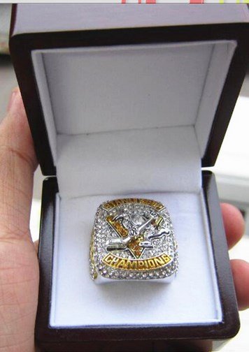 Replica 2017 Pittsburgh Penguins Hockey Stanley Cup championship ring....Zinc Alloy . IN WOOD BOX