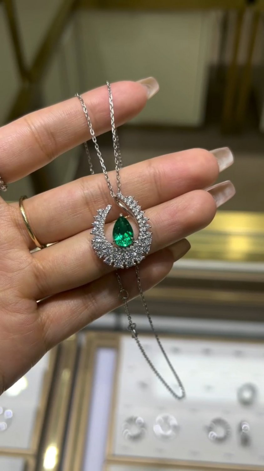 AS43O Cultivated colored gemstone necklace, 2.89ct