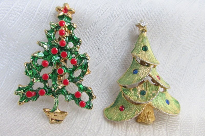2 Vintage Christmas Tree Holiday Pins Gold Plate Rhinestones Enamel 1 Signed JJ
