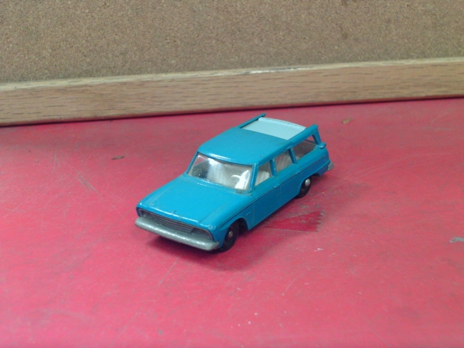 Matchbox Regular Wheels #42 Studebaker Lark Wagonaire MB42B2 EX
