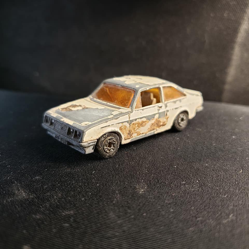 Matchbox Superfast Ford Escort RS2000 in White Loose  MB9-C2 72E