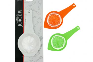 Citrus juicer with strainer