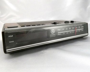 GE General Electric 7-4624A Red LED AM/FM Digital Clock Radio Vintage 1983