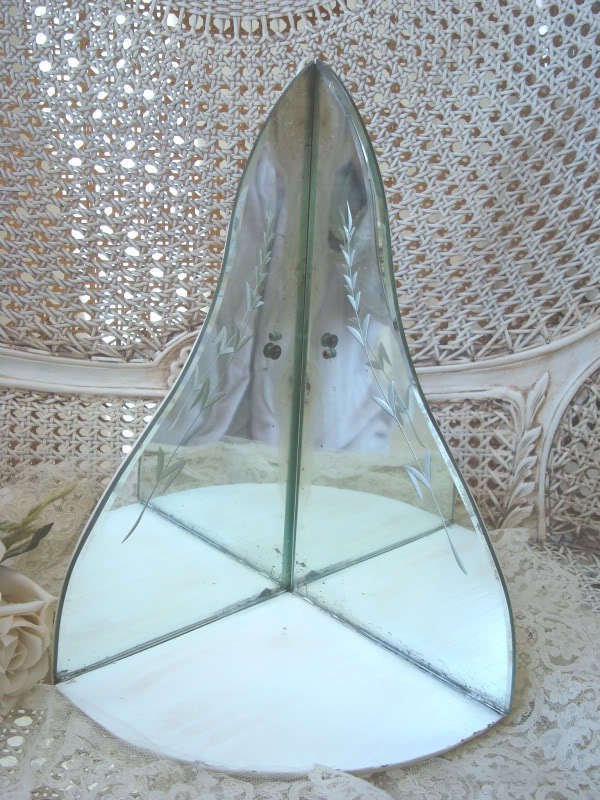 SHABBY OLD MIRRORED SHELF DISPLAY *PERFECT FOR A STATUE