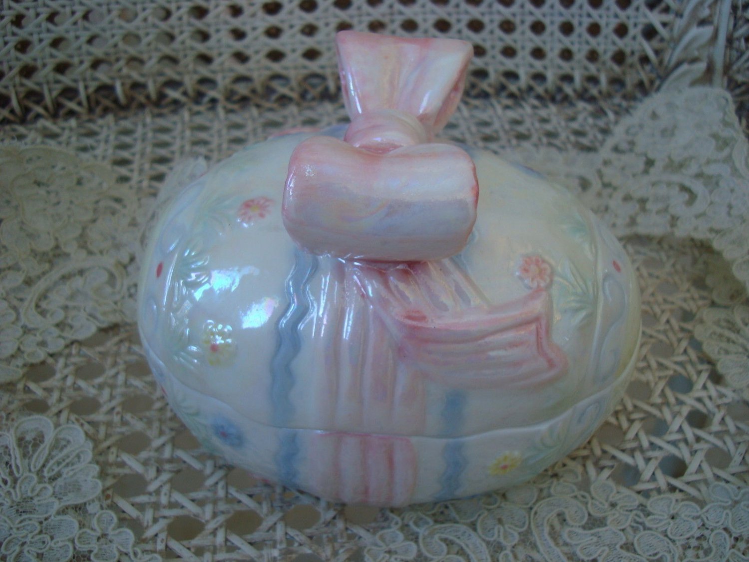 BEAUTIFUL OPALESCENT EASTER EGG CERAMIC BOX WITH BOW ***SO CUTE FOR EASTER***