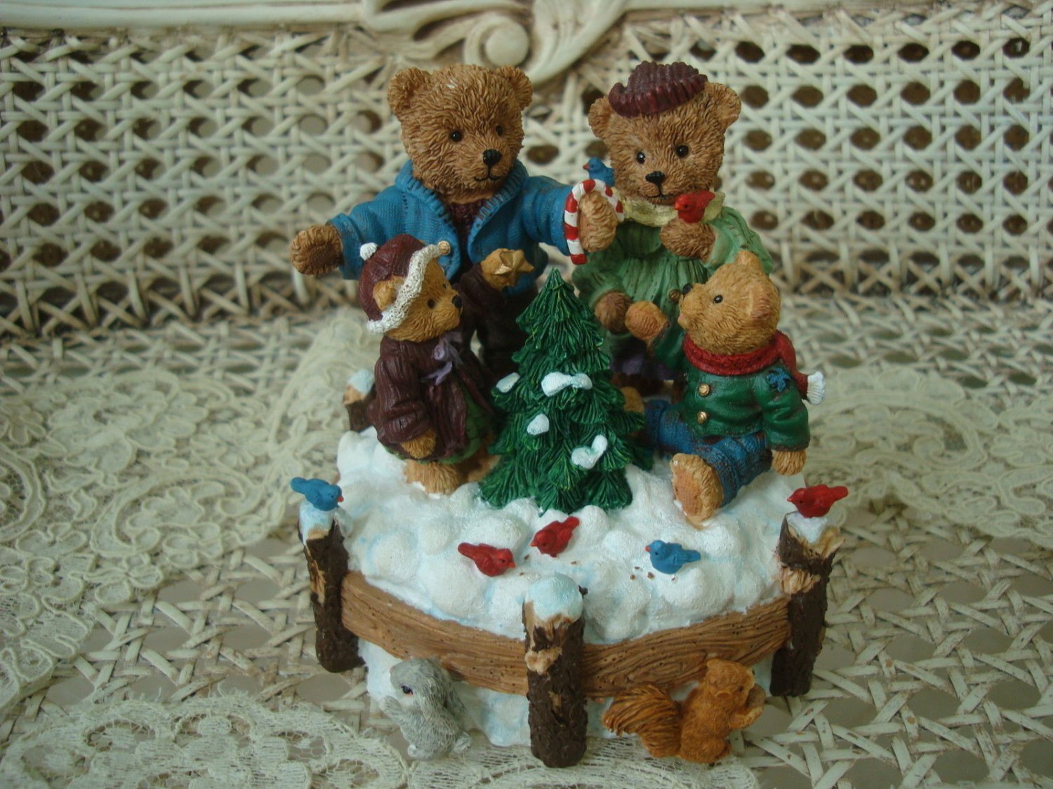 ADORABLE CHRISTMAS BEARS MUSIC BOX ***PLAYS O CHRISTMAS TREE** SO CUTE***