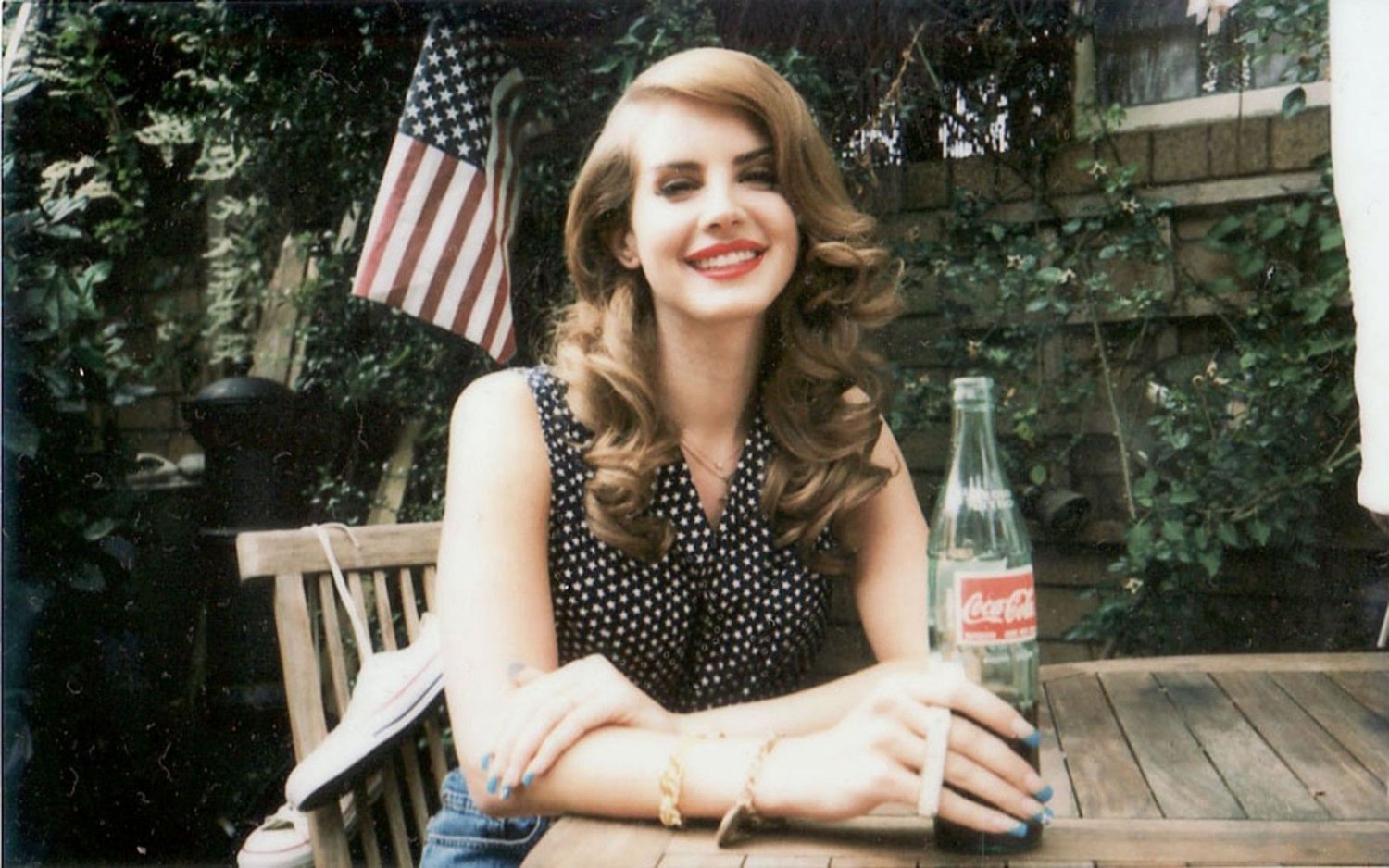 Cola lana del перевод. Лана дель Рей кола. Ланаидель Рей Кока кола. Лана дель Рей пьет. Фотосессия с Кока колой Лана дель Рей.