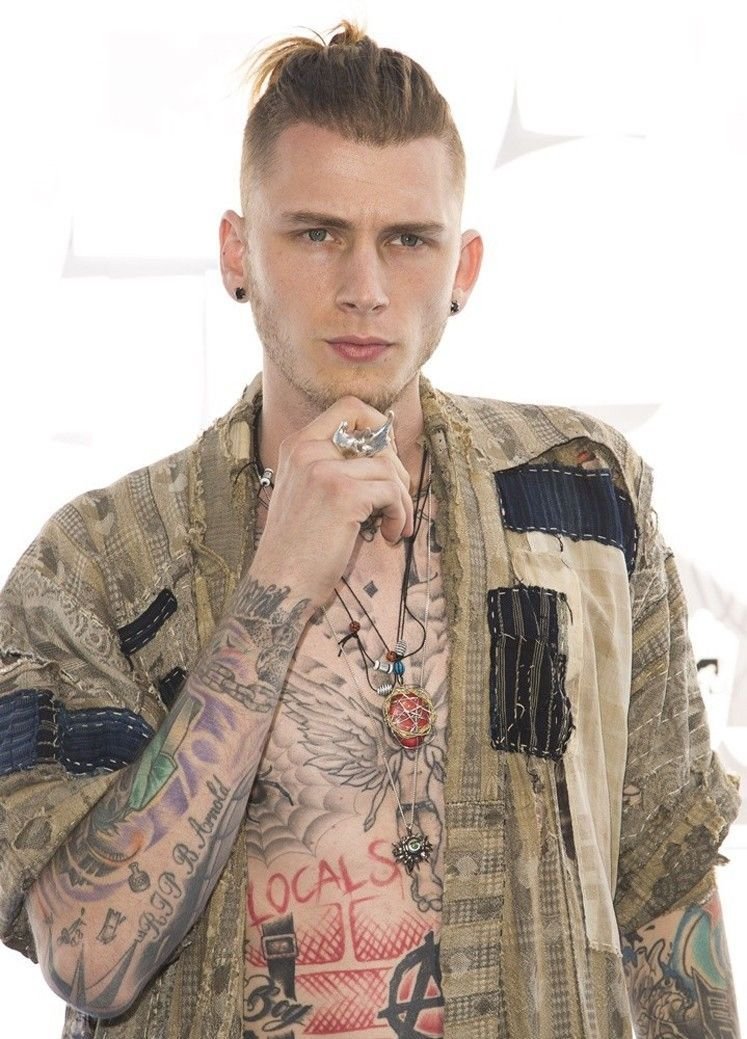 Machine gun kelly перевод. Гун Келли. Машин Ган Келли. MGK 2015. MGK 2013.