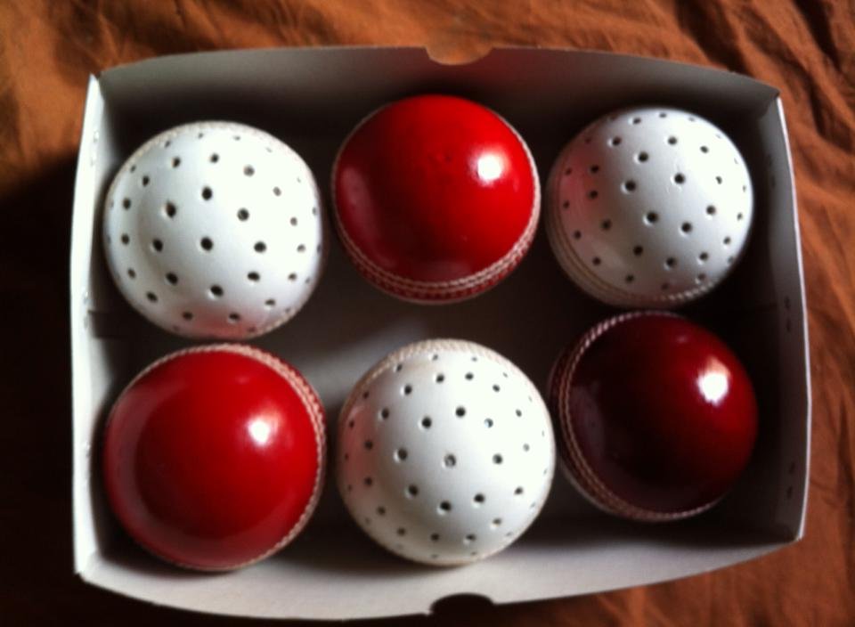 New Red & White Reverse Swing Practice Conforming to MCC Regulation leather cricket balls pack of 6